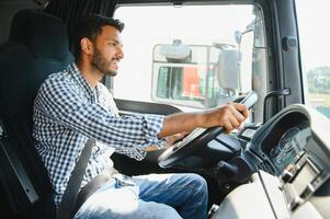 content professionnel un camion chauffeur conduite le sien camion. copie espace. photo