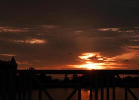 spectaculaire le coucher du soleil sur, Orange Soleil en hausse en haut plus de le horizon photo