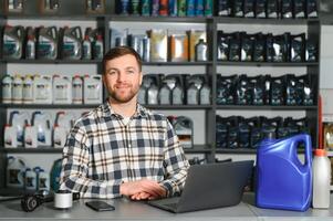 portrait de une Beau vendeur dans un auto les pièces magasin. le concept de voiture réparation photo