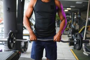 athlétique noir gars fabrication musculation ou dynamophilie à moderne Gym photo