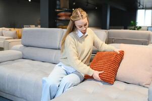 Jeune femme achats pour meubles, canapé et Accueil décor dans boutique photo