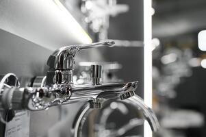 l'eau robinets de différent les types et formes sur le compteur dans le magasin. vente au détail Commerce dans sanitaire vaisselle. premier plan. photo
