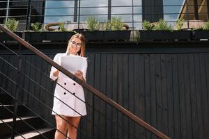 portrait de affaires femme en marchant et souriant Extérieur. photo