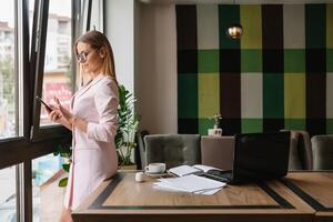 magnifique affaires femmes sont séance à analyser le travail planifier. affaires fille sont en train d'étudier stratégies pour développement une commercialisation plan et apprentissage à résoudre travail problèmes photo