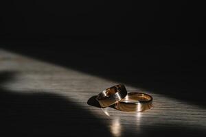 magnifique mariage anneaux dans une bien lumière. photo