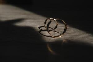 magnifique mariage anneaux dans une bien lumière. photo