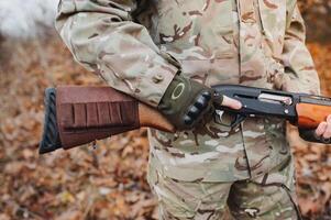 le chasseur prend objectif à le sauvage bête dans le forêt. chasse concept. photo