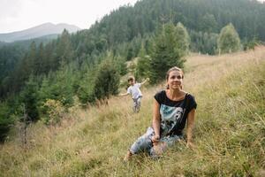 Jeune maman avec bébé garçon en voyageant. mère sur randonnée aventure avec enfant, famille voyage dans montagnes. nationale parc. une randonnée avec les enfants. actif été vacances. fisheye lentille. photo