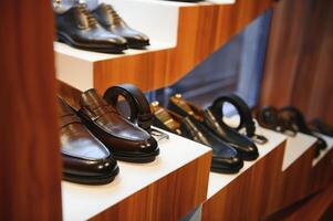 Pour des hommes des chaussures dans une chaussure boutique photo