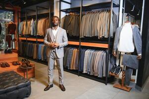 africain homme d'affaire dans élégant classique costume dans une prime Pour des hommes Vêtements boutique photo