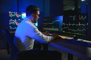 financier analyste. homme d'affaire travaux dans investissement banque centre ville Bureau à nuit photo