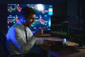 côté vue de crypto courtier séance à Bureau tableau, en cours d'analyse marché, à la recherche à écran photo