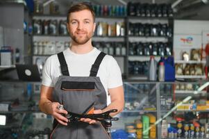 auto les pièces magasin. le vendeur reçoit le produit et évalue le qualité photo