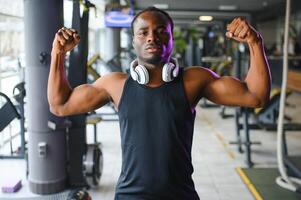 africain américain homme travail en dehors dans le salle de sport. photo