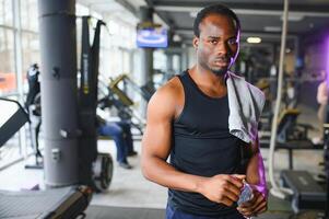 des sports, aptitude, en bonne santé mode de vie. africain homme dans le salle de sport. photo