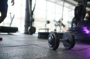 haltère sur le sol dans le Gym photo