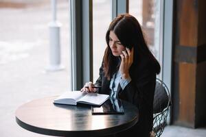 femme d'affaires parlant sur le téléphone et prise Remarques photo