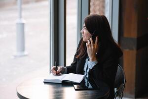 femme d'affaires parlant sur le téléphone et prise Remarques photo