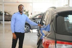 Beau homme est permanent près le sien Nouveau voiture et souriant photo