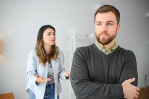 famille querelle, homme et femme séance sur canapé à maison. en colère femme crie à sa mari photo