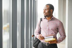 portrait de africain garçon à Université Campus photo