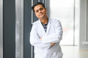 Jeune Indien médecin homme permanent photo