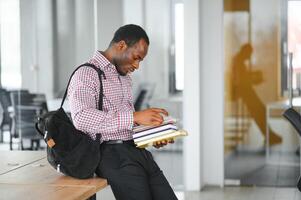 portrait de africain Université étudiant dans classe à la recherche à caméra photo