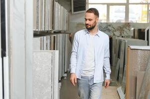 homme choisir céramique carrelage et ustensiles pour le sien Accueil salle de bains photo