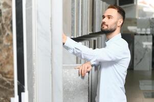 homme choisir céramique carrelage et ustensiles pour le sien Accueil salle de bains photo