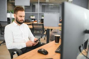 financier analystes et journée les commerçants travail sur une des ordinateurs avec multi-moniteur postes de travail avec temps réel actions, produits de base et échange marché graphiques photo