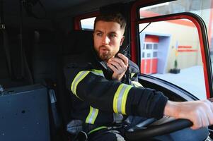 chauffeur de une Feu un camion dans action photo