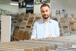 homme choisir carrelage à bâtiment marché photo