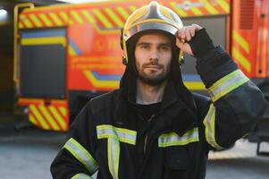 photo de pompier avec gaz masque et casque près Feu moteur