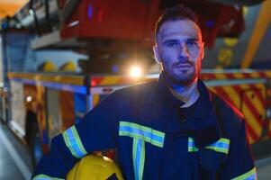 fatigué sapeur pompier après travail dans une Feu département photo