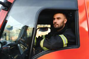 chauffeur de une Feu un camion dans action photo