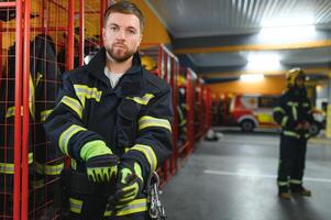 Jeune Beau pompier dans le Feu département photo