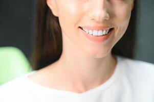 magnifique sourire. fermer portrait de magnifique content Jeune femme avec parfait blanc les dents photo