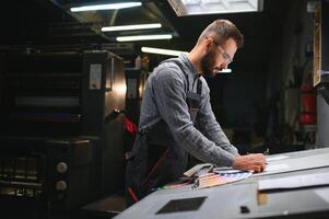 graphique ingénieur ou ouvrier vérification imprimer qualité dans moderne impression magasin photo