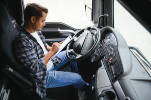 portrait de une Jeune Beau Indien un camion conducteur. le concept de logistique et cargaison transport. photo