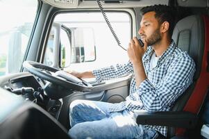 Jeune Indien un camion conducteur. concept de route cargaison transport. photo