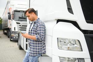 Jeune Indien un camion conducteur. concept de route cargaison transport photo