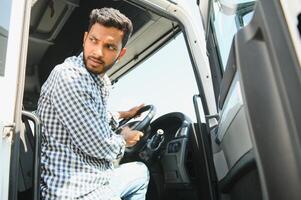 portrait de une Indien un camion conducteur. photo