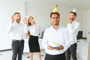 content affaires équipe avec anniversaire gâteau et cadeaux salutation Indien Masculin collègue à Bureau fête photo