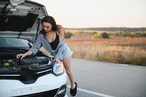 triste femme déprimé ne pas connaissance quoi à faire avec cassé voiture photo