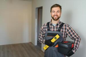 portrait de positif, Beau Jeune Masculin constructeur tandis que travail à construction placer. photo