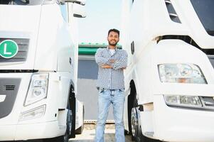 portrait de sur de soi Indien un camion chauffeur sur parking. copie espace. photo