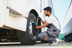 Indien mécanicien se dévisse roue un camion pneumatique clé photo