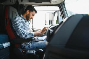 logistique, livraison voiture et homme avec presse-papiers formalités administratives ou liste de contrôle pour action, produit Distribution ou livraison Info. la fourniture chaîne industrie, courrier un service et content van ou un camion chauffeur travail photo