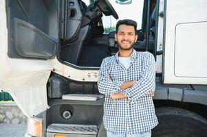 Jeune Indien homme permanent par le sien camion. le concept de cargaison transport. photo