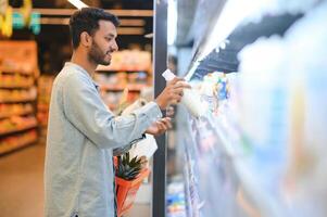 portrait de Indien Masculin dans épicerie avec positif attitude photo